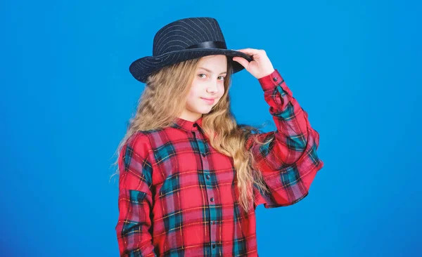 Cool cutie tenue à la mode. Bonne enfance. Concept de mode pour enfants. Regarde mon style de mode. Tendance mode. Comme je suis élégant dans ce chapeau. Jeune fille mignonne porter un chapeau à la mode. Petite fashionista — Photo