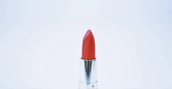 Tendencia de belleza. Maquillaje diario. Lápiz labial para maquillaje profesional. Añadiendo algo de brillo a los labios. Concepto de cuidado labial. Lápiz labial sobre fondo blanco. Producto de lápiz labial resistente al agua de alta calidad. Debe haber —  Fotos de Stock