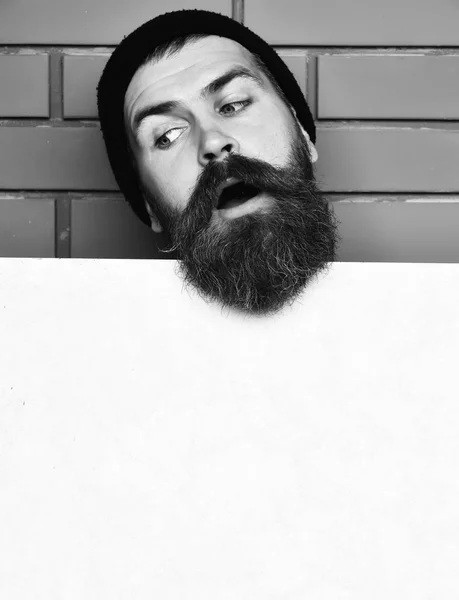Barbudo brutal hipster caucasiano com folha de papel branco — Fotografia de Stock