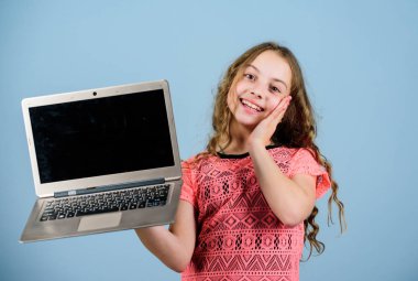 evde eğitim. dizüstü ile mutlu küçük kız. online alışveriş. okul projesi. dijital çağda çocuk gelişimi. web cam tarafından görüntülü arama. iş video konferans. Çalışmalısın.