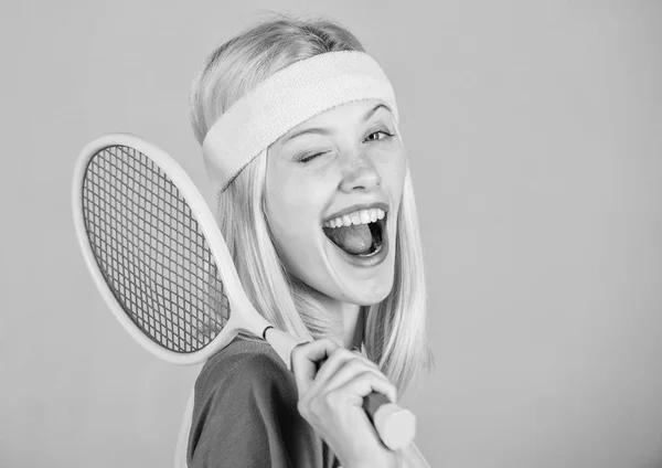 Sport per il mantenimento della salute. Atleta tenere la racchetta da tennis in mano su sfondo grigio. Concetto di tennis club. Tempo libero attivo e hobby. Tennis sport e intrattenimento. Ragazza adorabile bionda giocare a tennis — Foto Stock