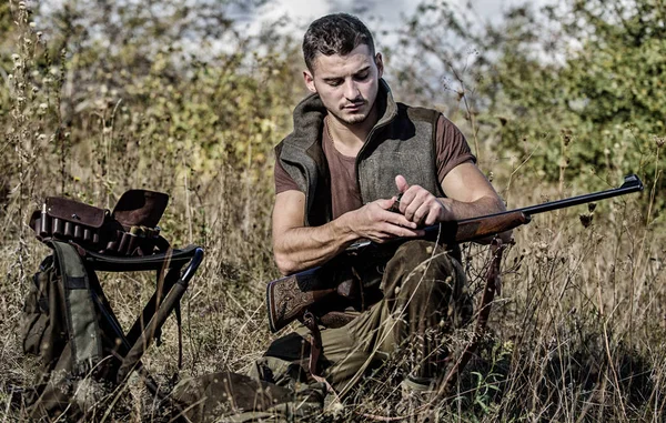 Lo que debe tener mientras caza entorno natural. Recarga el concepto de rifle. Hombre con equipo de caza de rifles fondo de la naturaleza. Equipo de caza y medidas de seguridad. Prepárate para la caza — Foto de Stock