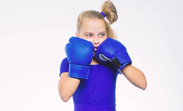 Boxning idrott för kvinna. Vara stark. Flickor med blå handskar poserar på vit bakgrund. Sport uppfostran. Uppfostran för ledarskap och vinnare. Starka barn boxning. Idrott och hälsa-konceptet — Stockfoto
