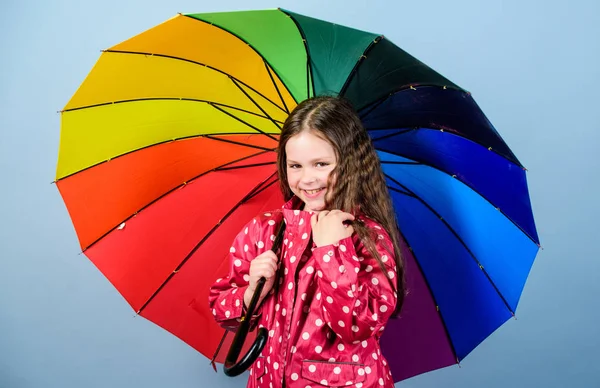 Allegro bambino hipster di umore positivo. protezione contro la pioggia. Arcobaleno. felice bambina con ombrello colorato. Ragazzina con l'impermeabile. moda autunno. Sentire la natura. Così bella. — Foto Stock