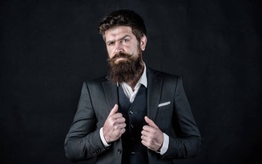 İşimi seviyorum. Sakallı mafya babası. Erkek resmi moda. Şık mafya patronu. Takım elbiseli bir iş adamı. Mafya babası. Sakallı olgun hipster. bıyıklı vahşi kafkas hipster