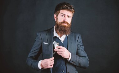 Adam hipster giymek şık takım elbise tutun metal şişesi Alcohol sakallı. Adam metal şişesi cebine gizle. Alkol içki kavramı. Seninle içki alkol var. Her zaman benimle. Düz metal şişe alkol için