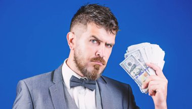 İlk kredi. İş başlangıç kredi. Nakit para tutan sakallı adam. Zengin işadamı bizimle dolarlık banknotlar. Para birimi broker para bohça ile. Kendi iş ile para kazanmak