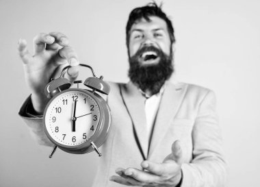 Zamanında kavramı. Hipster mutlu çalışma günü sona erdi. İşadamı zamanında tamamlandı. Zaman yönetimi becerileri. En iyi saat. Tam zamanında. Sakallı adam mutlu neşeli işadamı tutun çalar saat
