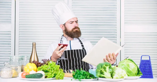 Añade un poco de alcohol. El chef maestro tiene una copa de vino. Qué vino sirven con la cena. Exquisito concepto de cena. Degustación de vino. Coincidir con el vino y la comida como experto. Hombre usar sombrero y delantal disfrutar de la bebida sabor — Foto de Stock