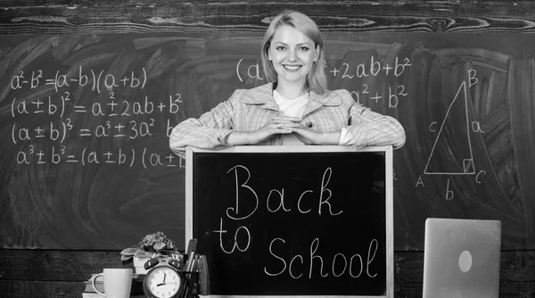 대학 생활을 즐기고 있습니다. 학교 홈. 행복 한 여자입니다. 교사는 칠판에 알람 시계입니다. 시간입니다. 학교 돌아가기. 교사 하루입니다. 교실에서 여자입니다. 교육 연구. 현대 학교입니다. 기술 일 — 스톡 사진