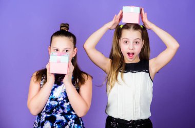 Çocuklar neşeli hediye kutuları tutun. Çocuk kızlar hediye memnun. Kızlar sevimli doğum günü kutlamak. Çocuklar mutlu doğum günü hediyeleri seviyor. Alışveriş ve tatiller. Kız kardeşler hediyelerin tadını çıkarır. Kutunun içinde ne var