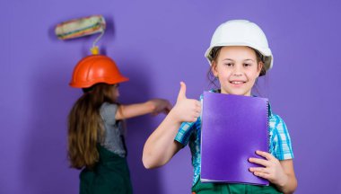 İşçi bayramı. 1 mayıs. Duvar boyama. Foreman müfettişi. Onarım. mühendislik fikri. Gelecekteki kariyeri. küçük kızlar atölyede birlikte tamir. Tablet ve rulo ile kask küçük çocuklar. en iyi uzman
