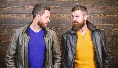 Erkeklik fışkırıyor. Vahşi sakallı hippi erkekler. Kendine güvenen rakipler sert bakışlar atar. Erkeklik kavramı. Erkeklik özellikleri. Acımasızlık güveni ve erkeklik bağı. Gerçek erkek öfkesi