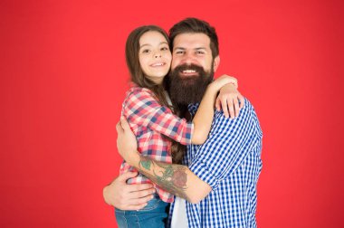 Babalar Günü'nü kutluyorlar. Aile değerleri kavramı. Aile bağları. Dostluk ilişkileri. Babası hippi ve kızı. Başarılı takım. Baba ve sevimli küçük kız kız kırmızı zemin üzerine adam sakallı
