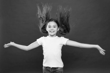 Sevimli yüzü gülen çocuk kaygısız mutlu bir hayat yaşamak. Her andan zevk alıyorum. Genç ve ücretsiz. Kırmızı zemin üzerine uzun saçlı kız mutlu çocuk. Mutluluk ve sevinç. Olumlu duygular. Çocuk bakım ve