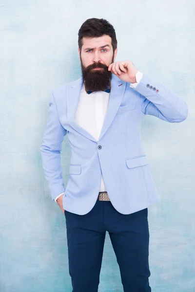 Um noivo elegante. Declaração com sua deslumbrante jaqueta de terno nítido. Especialista em moda estilista. Estilo de fato. Tendências da moda para o noivo. Groom barbudo hipster homem desgaste luz azul smoking e gravata borboleta. Dia do casamento — Fotografia de Stock