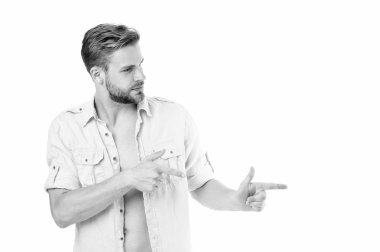 Tüm sorunların çözümü. Çözüm bul. Tüylü, gülümseyen, beyaz arka planlı bir adam. Adam mutlu bir çözüm buldu. Başarıya ulaş. Sakallı adam çözümden memnun. İyi sonucu kutlayın.