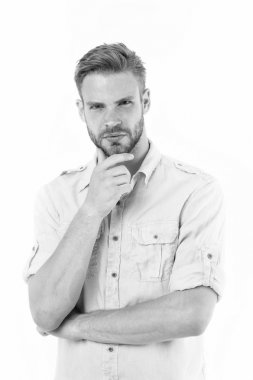 Çözüme yakın. Ciddi yüzü olan beyaz arka plan düşünen bir adam. Düşünceli adam çenesine dokunuyor. Düşünceli ruh hali konsepti. Sakallı bir adam. Çözümü düşün. Çözmeyi düşün.