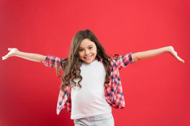 Taze le. Güzel ve düzenli saç modeli. Küçük çocuk uzun saçlı. Uzun saçlı kız aktif çocuk. Kuru şampuan. Çocuklar için saç modeli yapma kolay ipuçları. Güçlü ve sağlıklı saç konsepti. Uzun süreli tazelik