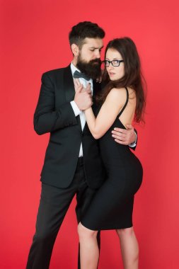 Günaha. aşık seksi çift. smokin ve siyah elbiseli formanl çift. zarif moda ve güzellik. romantik tarih. iş ortaklığı. resmi olay. ayartma ve arzu. ayartma çift