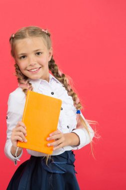 İhtiyacın olan bilgiye ihtiyacın varsa, okumalısın. Sevimli küçük çocuk kırmızı arka plan üzerinde kitap tutan, elinde kitap bilgisi ile küçük kız. Bilgi günü veya 1 Eylül. Bilgi birikimi, kopyalama alanı