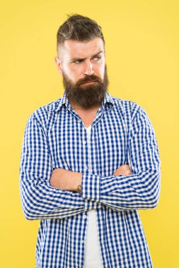 Bazı şüpheler içinde sınat. Sarı arka planda düşünceli sakallı adam yakın. Düşünceli ifade. Düşünmem gerek. Düşünceli adam karar verme konusunda tereddüt ediyor. Hipster sakallı yüz bir şey emin değil