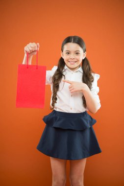 Okul malzemeleri al. Alışveriş çantalarını tutan bir kız. Okul sezonu için önceden malzeme kırtasiye giysileri satın hazırlayın. Okul üniforması resmi tarzı giyim. İlk formu girin. Okul sezonuna geri dön