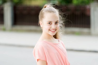 Çok mutlu bir çocukluk geçiriyor. Yaz gününde büyük bir gülümseme ile mutlu küçük kız. Uzun sarı saçlı ve mutlu bir gülümseme ile sevimli küçük çocuk. Mutlu uluslararası çocuk günü