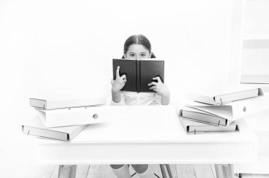 İlginç bir kitap. Küçük kız okulda ders kitabı okurken. Küçük okul çocuk edebiyatı dersi var. Kız öğrenci Danışma, okul kitap okuma. Sevimli öğrenci okuma becerileri geliştirmek