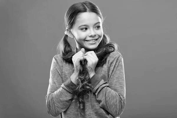 Childrens dag. Portret van gelukkig klein kind. Gelukkig klein meisje met lang haar. Kind mode en sportkleding. Klein meisje kind. Kapper voor kinderen. jeugd geluk. Familie. Brutaal meisje — Stockfoto