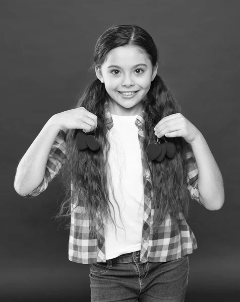 Traditie vieren valentines day. Oprechte liefde. Worden mijn Valentijn. Familie liefde. Meisje schattig kind met harten. Kid meisje met lang haar rode achtergrond. Het vieren van Valentijnsdag. Moeders dag vakantie — Stockfoto