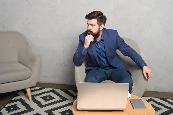 Digitales Geschäft. Bankier oder Buchhalter. Geschäftskorrespondenz. moderner Geschäftsmann. Geschäftsleute arbeiten Laptop. Antwort auf Geschäftsemails. Surfen im Internet. Projektleiter. Finanzberatung — Stockfoto