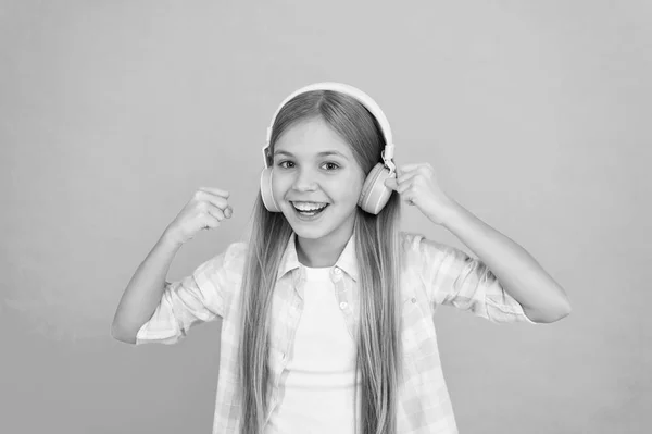 Für einen angenehmen Musikgenuss. kleines Mädchen, das Musik hört. fröhliches kleines Kind genießt die Musik, die mit Kopfhörern gespielt wird. liebenswerter Musikfan. Musik macht sie glücklich — Stockfoto