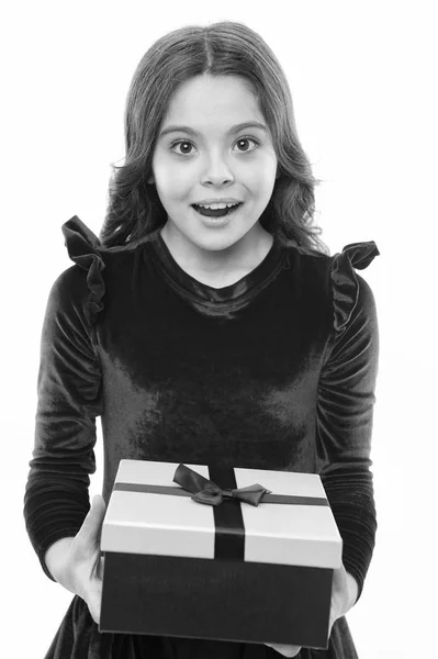 Lista życzeń urodzinowych. Wszystkiego najlepszego. Dziecko trzyma pudełko z prezentami urodzinowymi. Każda dziewczyna marzy o takiej niespodziance. Czuję się taka wdzięczna. solenizantka niesie prezent ze wstążką. Sztuka robienia prezentów — Zdjęcie stockowe