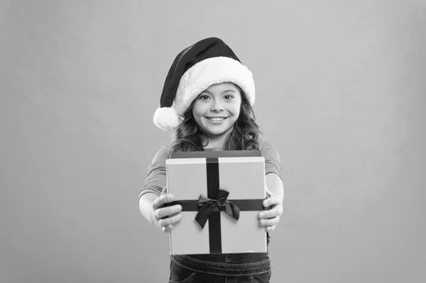 Щасливі зимові свята. Маленька дівчинка. Подарунок для Xmas. Дитинство. Новорічна вечірка. Діти Санта-Клауса. Різдвяні покупки. Маленька дівчинка в капелюсі Санта. Дякую. Який чудовий сюрприз — стокове фото