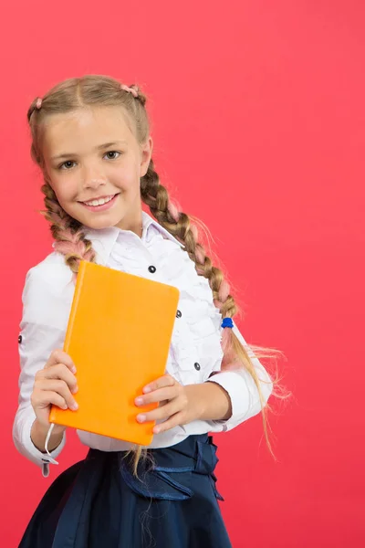 Als kennis die u nodig hebt, moet u lezen. Schattige kleine kind Holding boek op rode achtergrond, klein meisje met boek kennis in handen. Kennisdag of 1 september. Kennis accumulatie, kopieer ruimte — Stockfoto