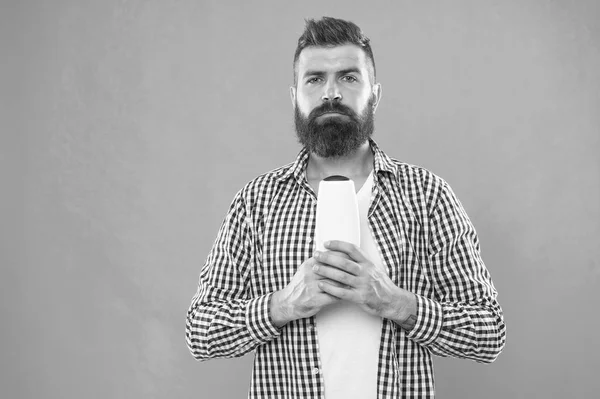 Homem barbudo. Cabelo facial e barbear. Escolhendo shampoo e condicionador de cabelo. Cuidado com o cabelo e barba. Moda masculina. Hipster maduro com barba. Hister caucasiano brutal com bigode. aliciamento matinal — Fotografia de Stock