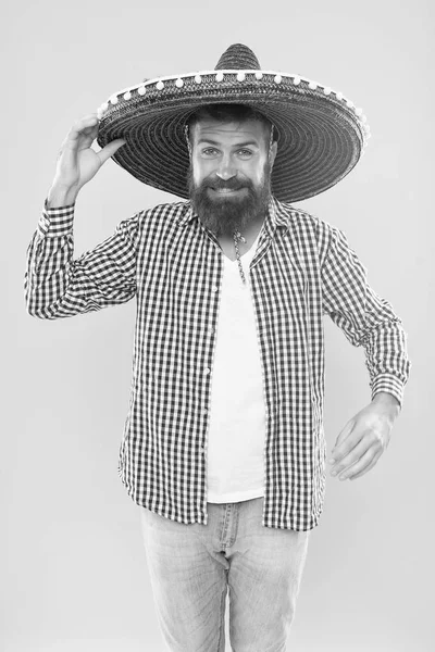 Um mexicano barbudo pronto para comemorar. Costumes e tradições. O homem usa chapéu mexicano sombrero. Festa de viagem de férias e feriados. Junta-te ao festival. Conceito de cultura mexicana. Celebrar feriado mexicano — Fotografia de Stock