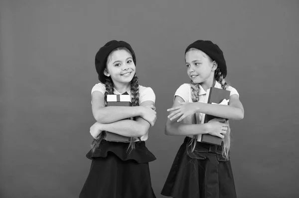 E 'ora di dare. Bambini felici che tengono scatole regalo. Ragazze carine con regali. Buona sorpresa di compleanno. Preparare regali per la festa delle madri o dei padri. 8 marzo e giorno delle donne. Giorno della boxe — Foto Stock