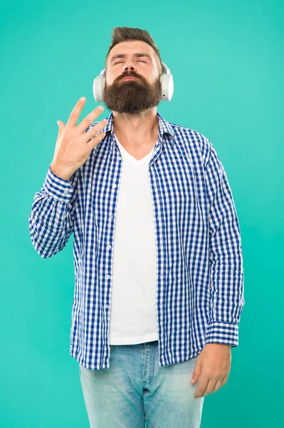 Un homme avec un casque. Sites de streaming qui nous croyons sont les plus branchés et les plus chauds autour. Sources de musique en ligne gratuites différentes fonctionnalités. Tableau musical. Hipster avec barbe écoutant de la musique. Amoureux de musique beau — Photo