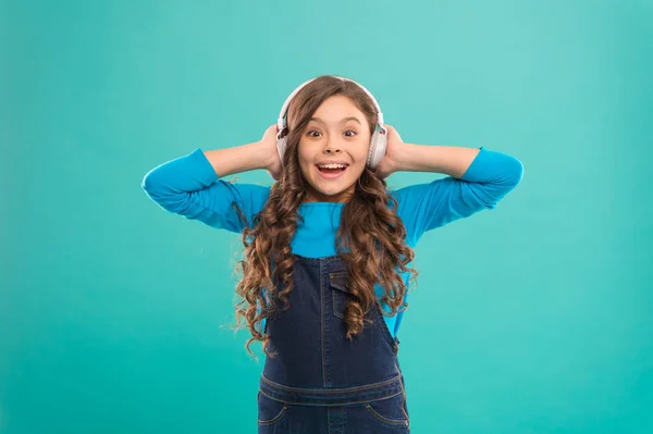 Πρόσβαση στη γνώση. Μάθημα ακοής. Ηλεκτρονική εκπαίδευση. Κορίτσι αξιολάτρευτο παιδί ακούει σε απευθείας σύνδεση μάθημα. Πάρτε περισσότερες πληροφορίες. Ακουστικό βιβλίο. Σύγχρονη εκπαιδευτική έννοια. Οφέλη από την online εκπαίδευση — Φωτογραφία Αρχείου