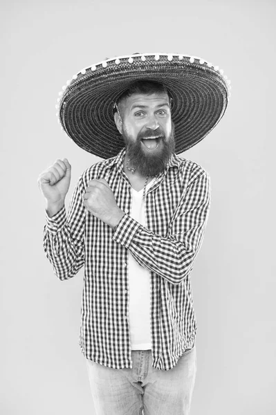 Conceito de cultura mexicana. Celebre o feriado mexicano. Um mexicano barbudo pronto para comemorar. Costumes e tradições. Sombrero chapéu de abas largas fornece muita sombra. Homem usa chapéu sombrero mexicano — Fotografia de Stock