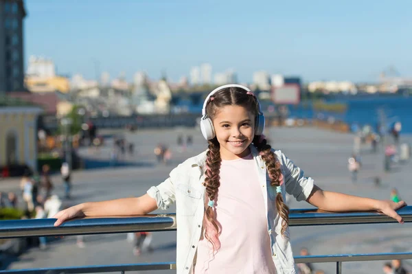 Niña niño turista explorar la ciudad utilizando la aplicación de audio guía. Estilo libre de viajar. Emocionantes viajes por ciudades y museos. Audio tour auriculares gadget. Guía de la ciudad y audio tour — Foto de Stock