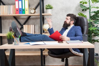 Mali raporu analiz etmek. Finansal rapor. Küçük işletme sahibi. Adam sakallı işadamı ofis oturup iş raporu okuyun. Muhasebe ve bankacılık. Guy bankacı muhasebeci göstergeleri işaretleri öğrenmek