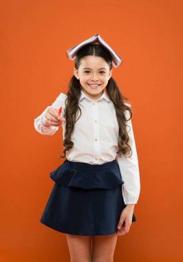 Yaşam dengesi ve pozitiflik. Her şey kontrol altında. Okul stresiyle başa çıkmak. Kız çocuk tutma defteri. Bilgi konusunda heyecanlı. Ders kitabı okuyan bir kız. Çocuk okul üniforması tutun kitap