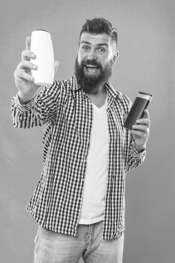 Bıyıklı, vahşi, beyaz bir hippi. Sakallı, olgun bir hippi. Şampuan saç kremi seçiyorum. Sakallı adam. Sakal tıraşı. Saç ve sakal bakımı. Erkek modası. Sakalını mükemmel yapıyor.