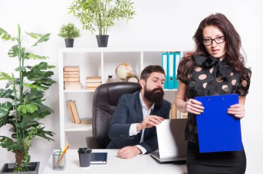 İş raporu. Ofiste ki çift. Başarılı bir iş ekibi. Erkek ve çekici kadın. Patron müdürü ve ceo pozisyonu. İş adamı sekreteri. İş çifti çalışıyor. İş ve kariyer