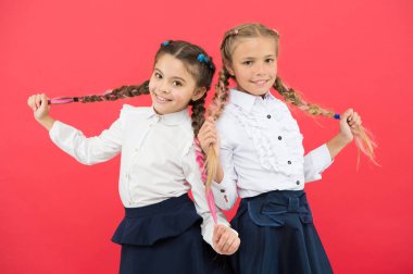 Schoolgirls düzenli görünüm sizinle tanışmak için sevindim. Okulda yeni arkadaşlar edinin. Okul arkadaşlığı. Okul daha eğlenceli olmalı. Sevimli saç modeli ve mutlu gülümsüyor ile Schoolgirls. En iyi arkadaşlar mükemmel öğrenciler
