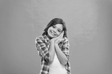 Saf güzellik. Düzenli saçlar için güzel ipuçları. Uzun, sağlıklı, parlak saçlı kız günlük kıyafetler giyiyor. Uzun saçlı küçük kız. Mavi arka planda sevimli kıvırcık saçlı çocuk.