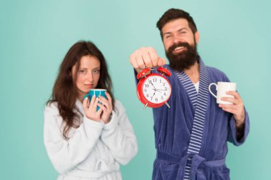 Banyo kıyafetli adam çay kahvesi tutuyor. Kahvaltı konsepti. Her sabah kahveyle başlar. Bornozlu ve kupalı bir çift. Kahve zamanı. Sakallı ve uykulu kadın ile Adam sabah kahve veya çay keyfini çıkarın